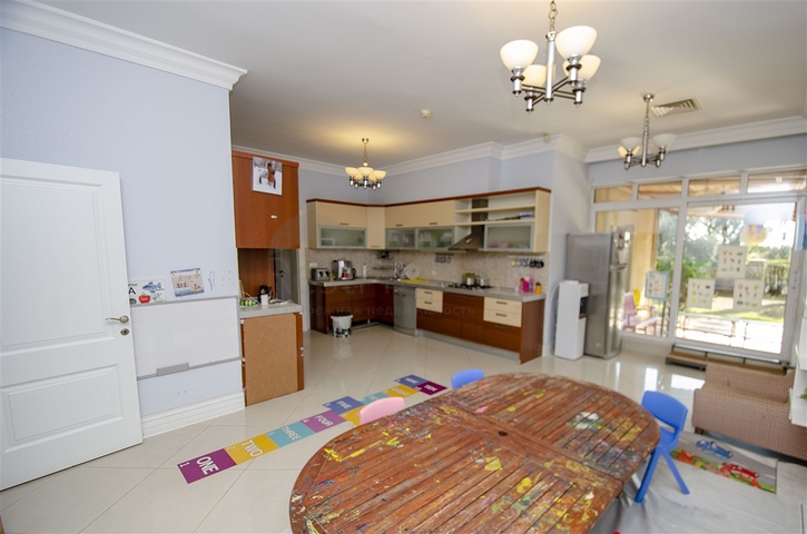 Вилла 5+1 с отдельным садом в комплексе Дошемеальты Анталья