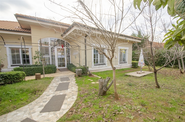 Вилла 5+1 с отдельным садом в комплексе Дошемеальты Анталья