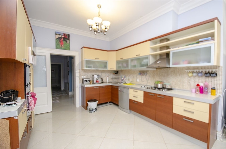 Вилла 5+1 с отдельным садом в комплексе Дошемеальты Анталья