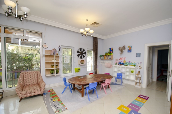 Вилла 5+1 с отдельным садом в комплексе Дошемеальты Анталья