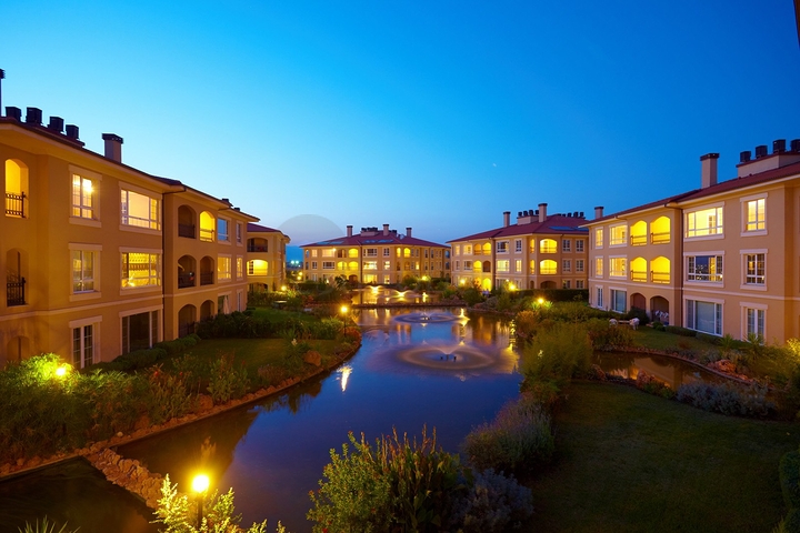 Вилла 5+1 с отдельным садом в комплексе Дошемеальты Анталья