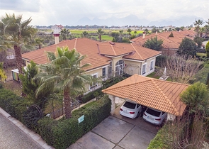 Вилла 5+1 с отдельным садом в комплексе Дошемеальты Анталья