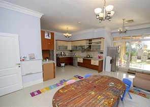 Вилла 5+1 с отдельным садом в комплексе Дошемеальты Анталья