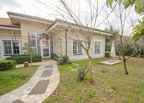 Вилла 5+1 с отдельным садом в комплексе Дошемеальты Анталья