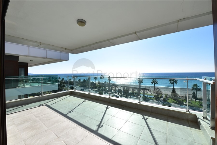 Пентхаус планировки 6+1 с прямым видом на море в Кестеле