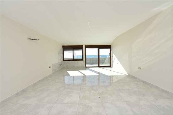 Пентхаус планировки 6+1 с прямым видом на море в Кестеле