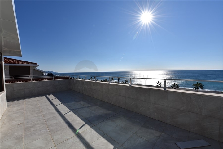 Пентхаус планировки 6+1 с прямым видом на море в Кестеле