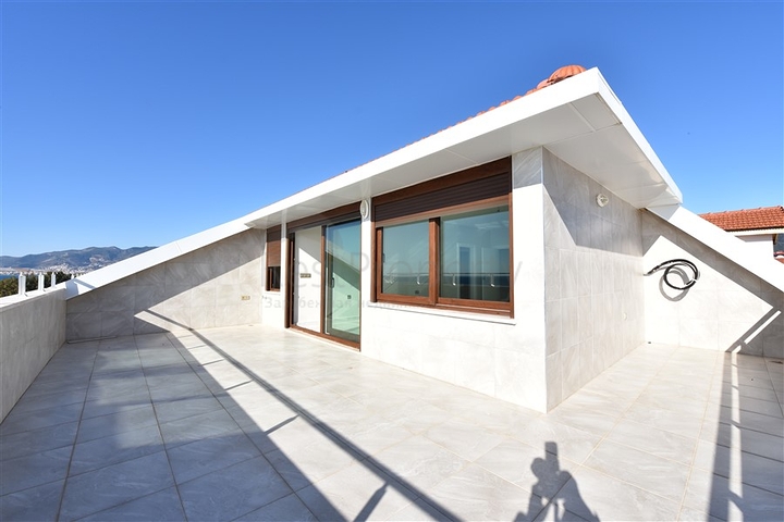 Пентхаус планировки 6+1 с прямым видом на море в Кестеле