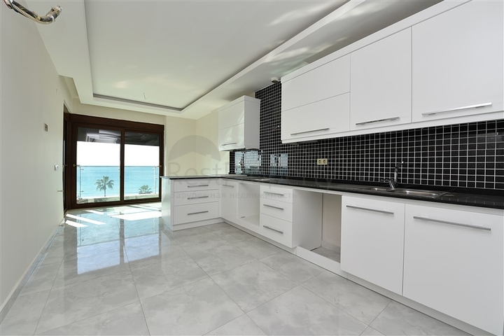 Пентхаус планировки 6+1 с прямым видом на море в Кестеле