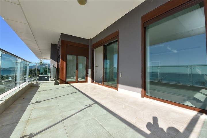 Пентхаус планировки 6+1 с прямым видом на море в Кестеле