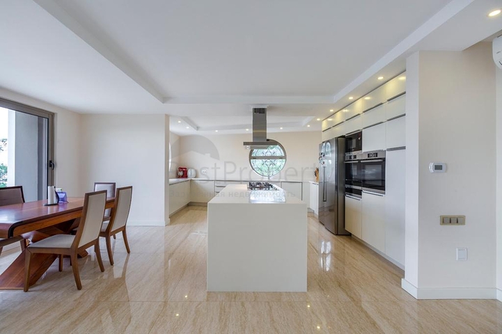 Вилла в новом комплексе с видом на историческую крепость