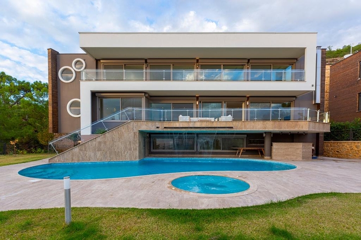 Вилла в новом комплексе с видом на историческую крепость