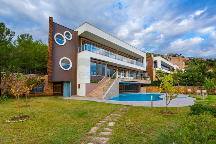 Вилла в новом комплексе с видом на историческую крепость