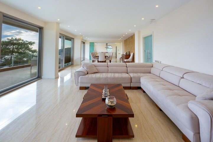 Вилла в новом комплексе с видом на историческую крепость