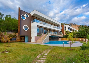 Вилла в новом комплексе с видом на историческую крепость