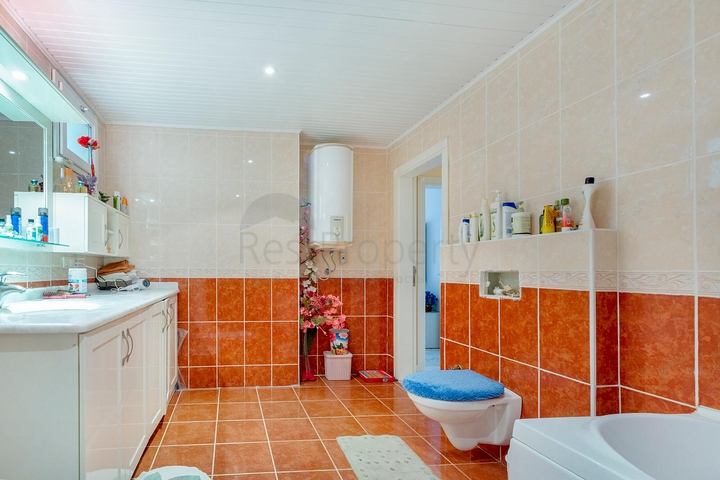 Меблированная квартира в комплексе на первой линии