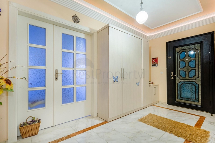 Меблированная квартира в комплексе на первой линии