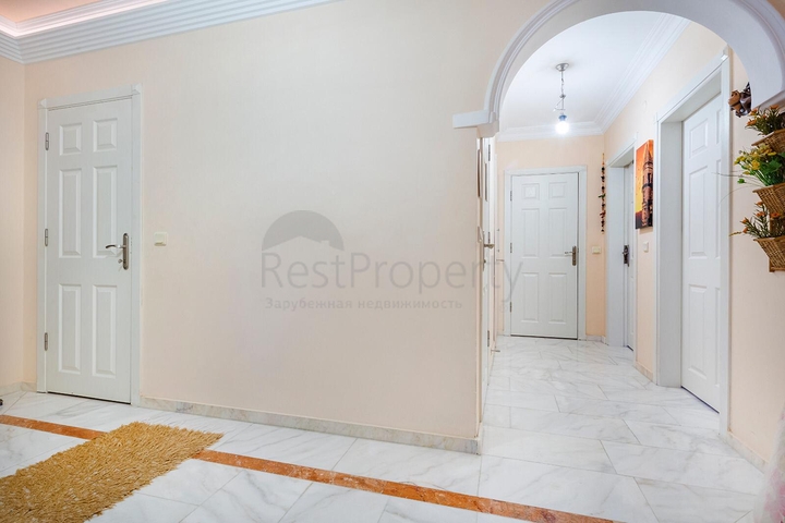 Меблированная квартира в комплексе на первой линии