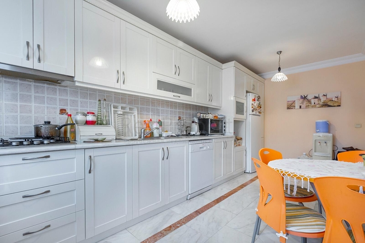 Меблированная квартира в комплексе на первой линии