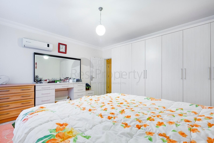 Меблированная квартира в комплексе на первой линии