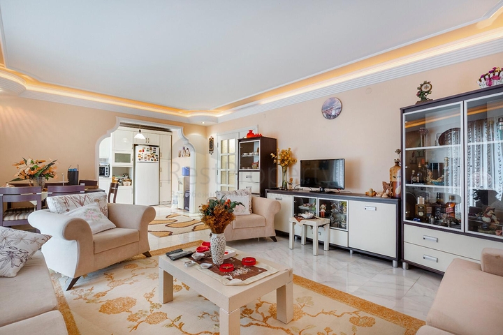 Меблированная квартира в комплексе на первой линии