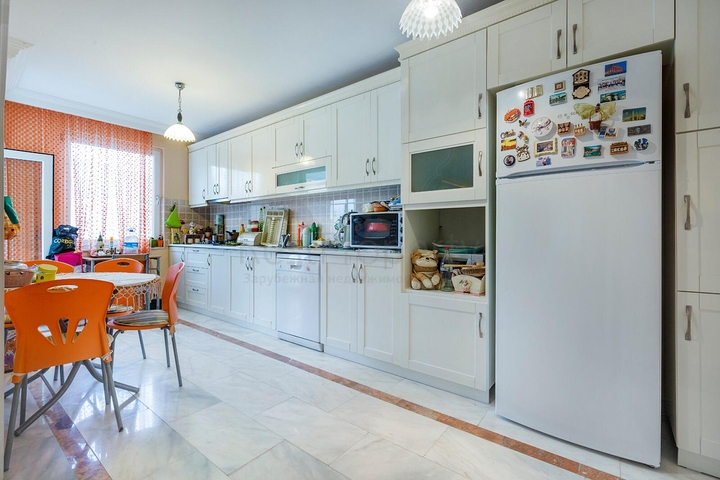 Меблированная квартира в комплексе на первой линии