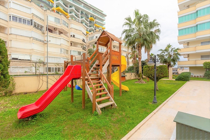 Меблированная квартира в комплексе на первой линии