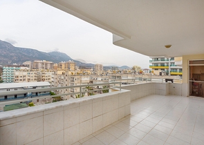 Меблированная квартира в комплексе на первой линии