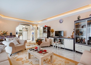 Меблированная квартира в комплексе на первой линии