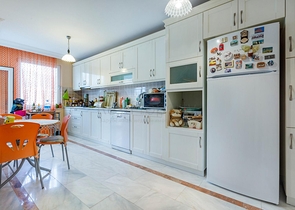 Меблированная квартира в комплексе на первой линии