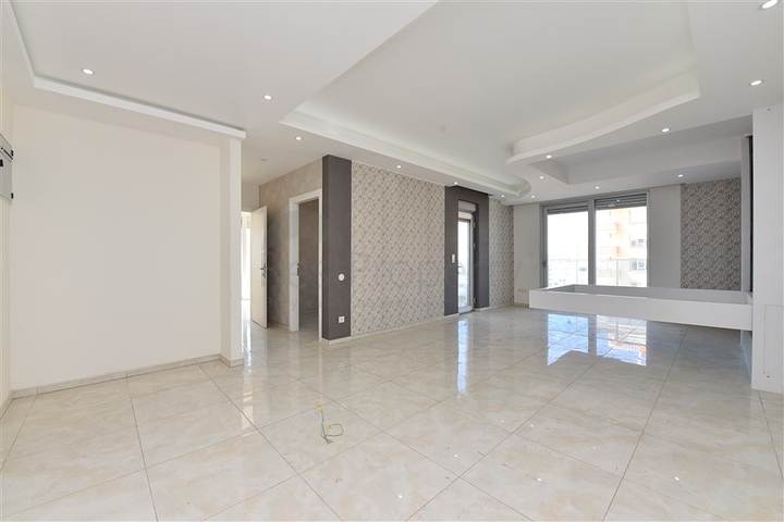 Трехкомнатная квартира в современном комплексе Махмутлара