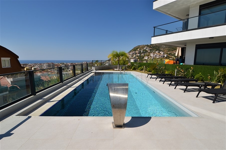 Роскошный пентхаус с видом на море и крепость в центре Алании