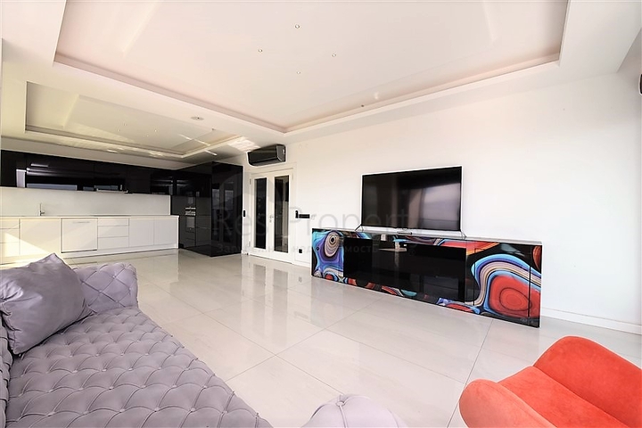 Роскошный пентхаус с видом на море и крепость в центре Алании