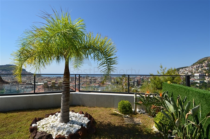 Роскошный пентхаус с видом на море и крепость в центре Алании