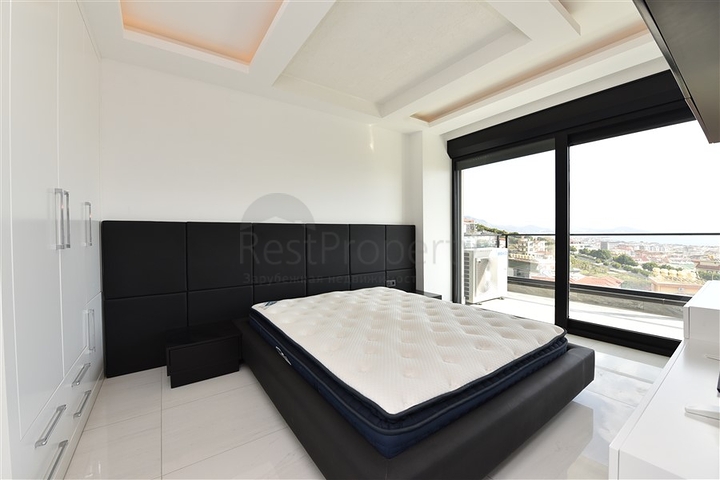 Роскошный пентхаус с видом на море и крепость в центре Алании