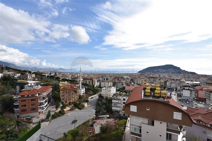 Роскошный пентхаус с видом на море и крепость в центре Алании