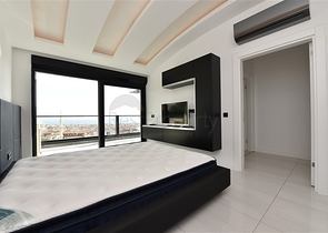 Роскошный пентхаус с видом на море и крепость в центре Алании