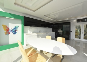 Роскошный пентхаус с видом на море и крепость в центре Алании