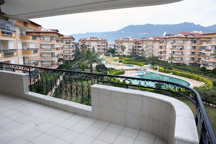 Трехкомнатная квартира с мебелью в Оба