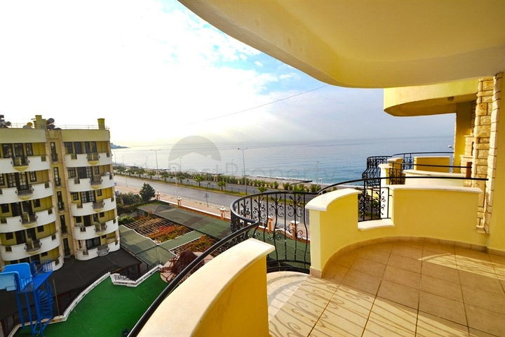 Меблированная квартира на первой береговой линии