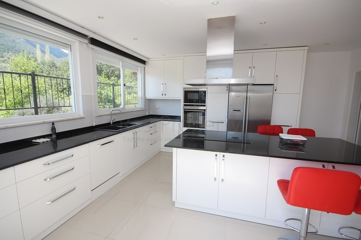 Двухэтажная вилла планировки 3+1 в районе Оба