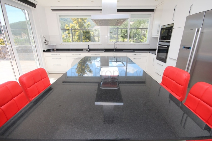 Двухэтажная вилла планировки 3+1 в районе Оба