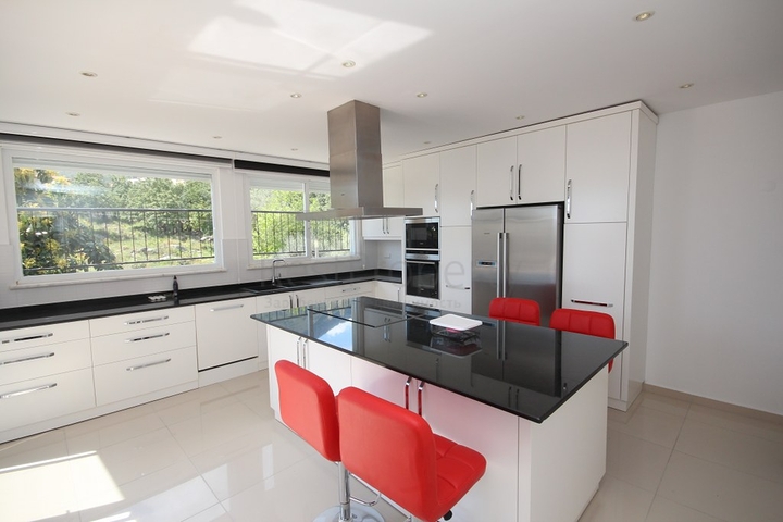 Двухэтажная вилла планировки 3+1 в районе Оба