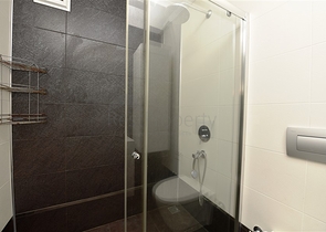 Меблированная квартира с двумя спальными комнатами в районе Каргыджак 