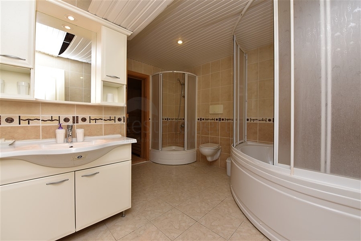 Меблированный пентхаус планировки 4+1 с видом на море