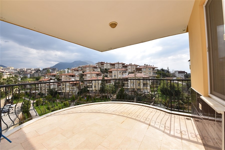 Меблированный пентхаус планировки 4+1 с видом на море