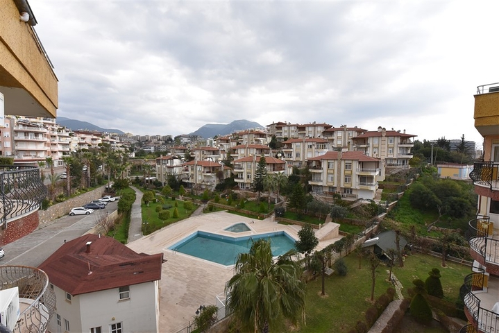 Меблированный пентхаус планировки 4+1 с видом на море