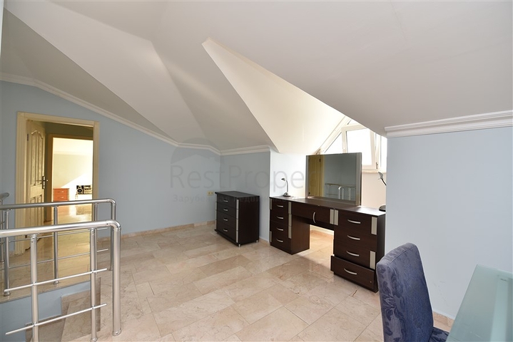 Меблированный пентхаус планировки 4+1 с видом на море