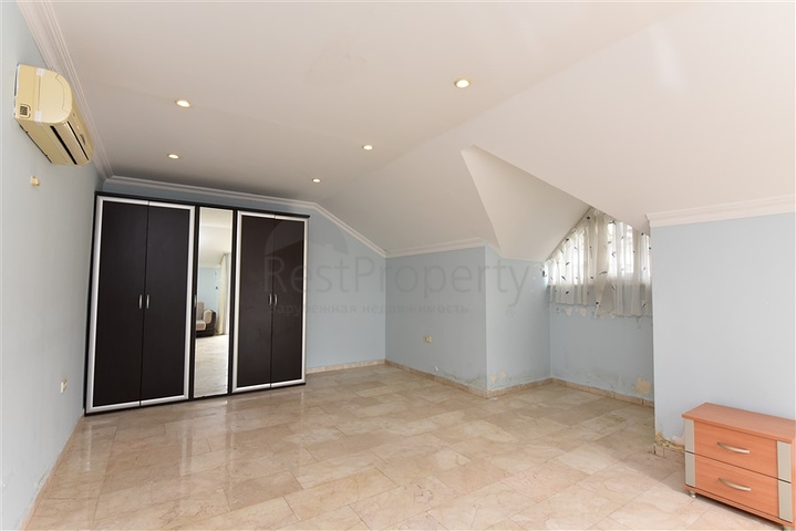 Меблированный пентхаус планировки 4+1 с видом на море