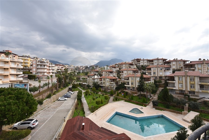 Меблированный пентхаус планировки 4+1 с видом на море